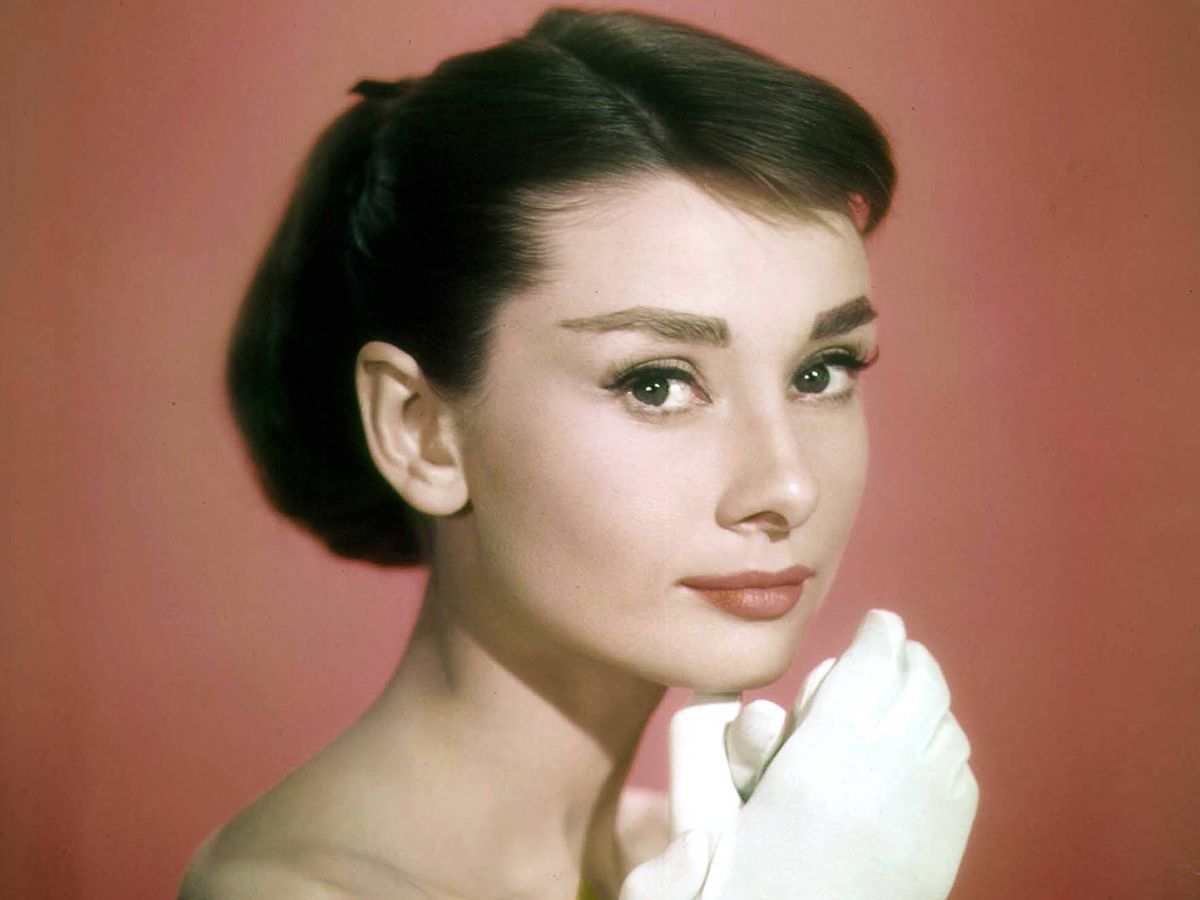 Foto: Audrey Hepburn, en una imagen promocional de 'Sabrina'. (Cordon Press)