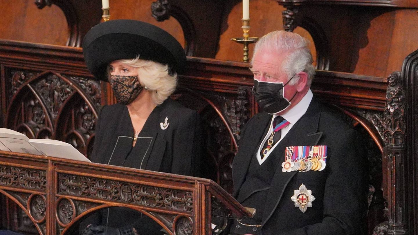 Camilla Parker junto al príncipe Carlos en el funeral del duque de Edimburgo. (Cordon Press)