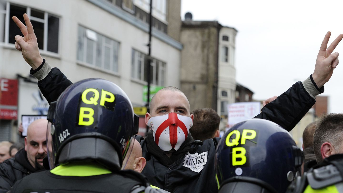 Un miembro de la English Defence League durante una marcha en Luton, Reino Unido (Reuters).