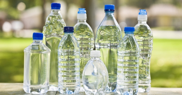 Por qué reutilizar muchas veces una botella de plástico para beber agua es  más peligroso de lo que parece