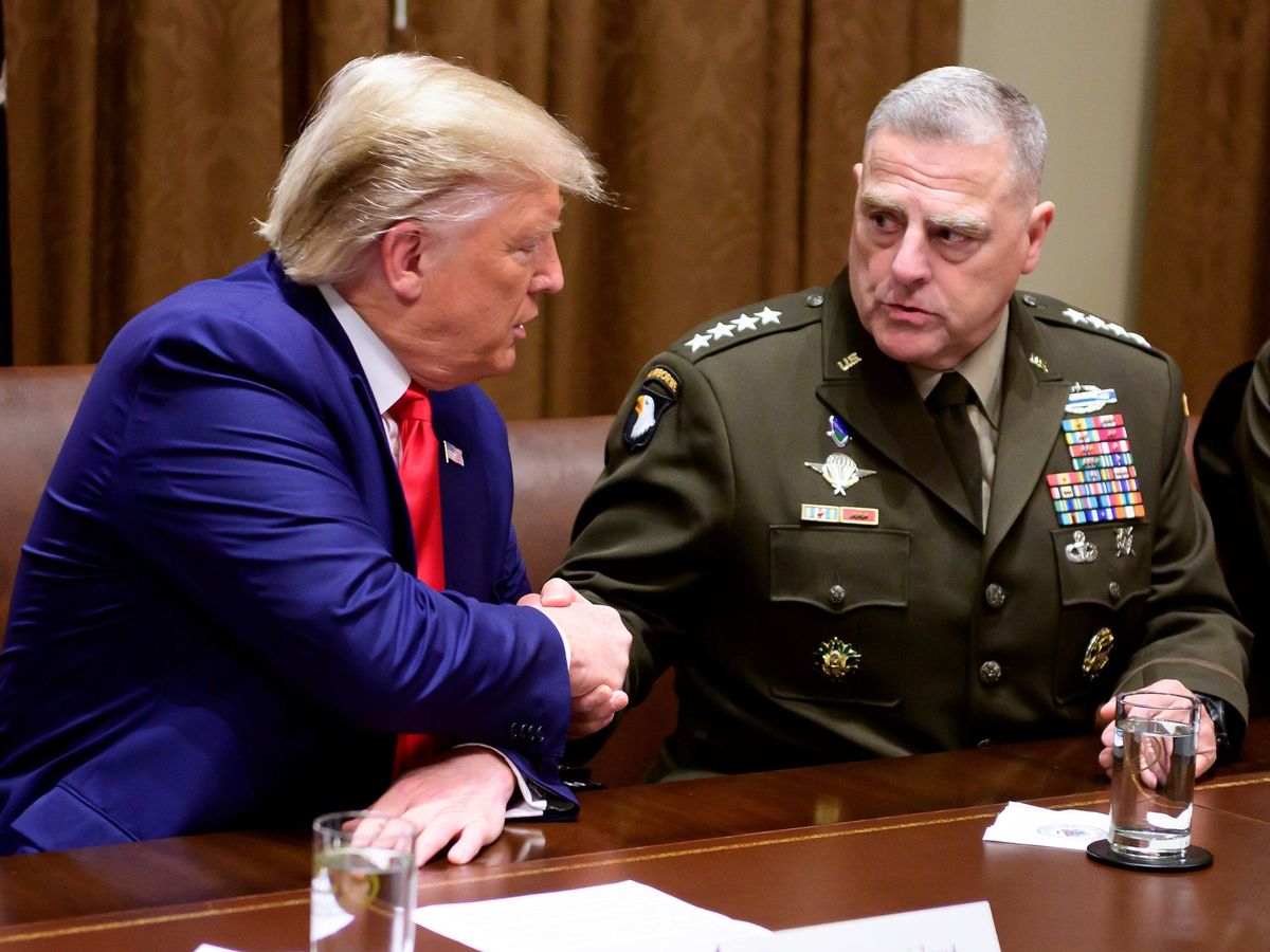 Foto: Trump con el general Mark A. Milley. (Reuters)