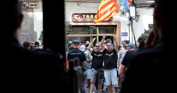 Foto: Un centenar de taxistas ha recibido a José Luis Ábalos en el Palau de la Generalitat valenciana. (EFE)