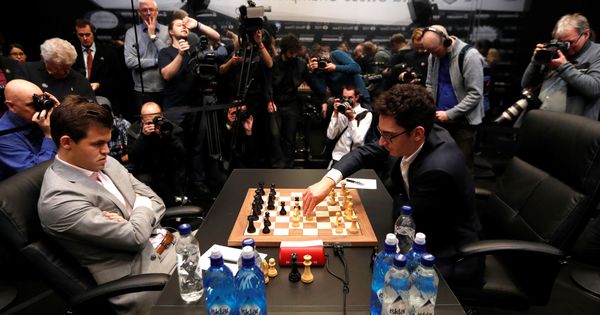 Foto: Magnus Carlsen (i) y Fabiano Caruana, este lunes en Londres. (Reuters)
