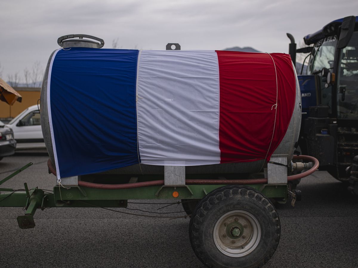 Foto: Una bandera de Francia en un tractor de agricultores franceses. (EP/Lorena Sopêna)