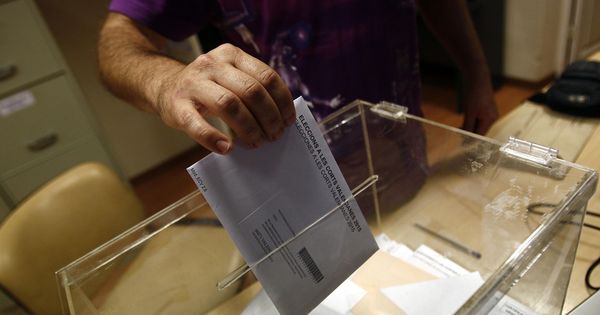Foto: Imagen de archivo de un ciudadano español depositando su voto. (EFE)