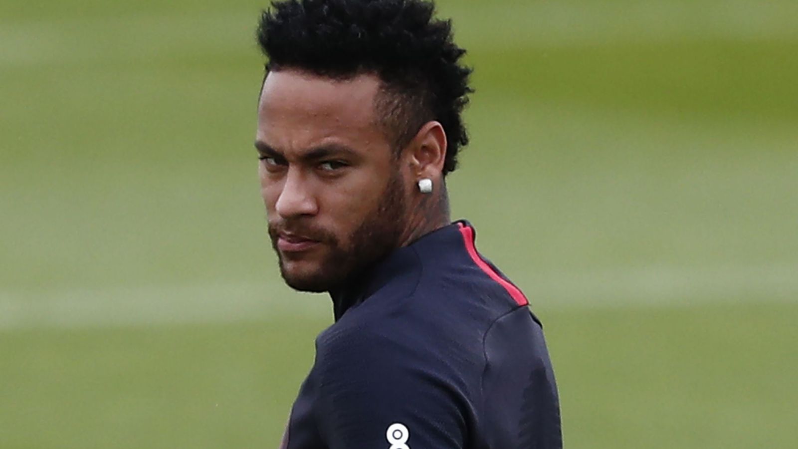 Foto: Neymar, con gesto serio, durante un entrenamiento con el Paris Saint-Germain. (EFE)