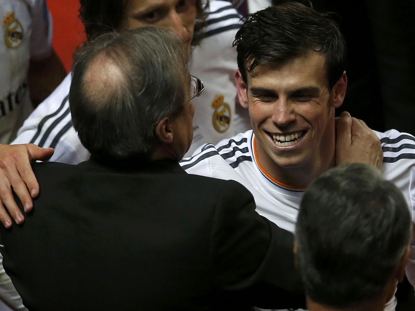 En la imagen, Florentino Perez abraza a Gareth Bale. (Reuters)