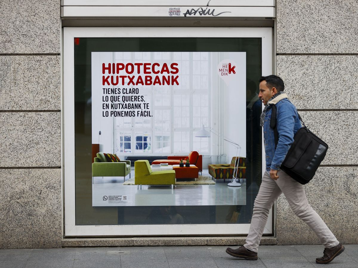 Foto: Cartel de un banco con el anuncio de su hipoteca. (EFE/Luis Tejido)
