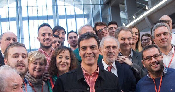 Foto: Sánchez, con el exlíder castellanoleonés Demetrio Madrid (con corbata roja) y Zapatero, el pasado 18 de marzo en la escuela de gobierno del PSOE. (Borja Puig | PSOE)