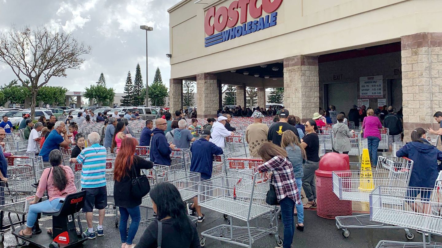 Varios clientes se agolpan a las puertas del supermercado Costco en Estados Unidos. (Reuters)