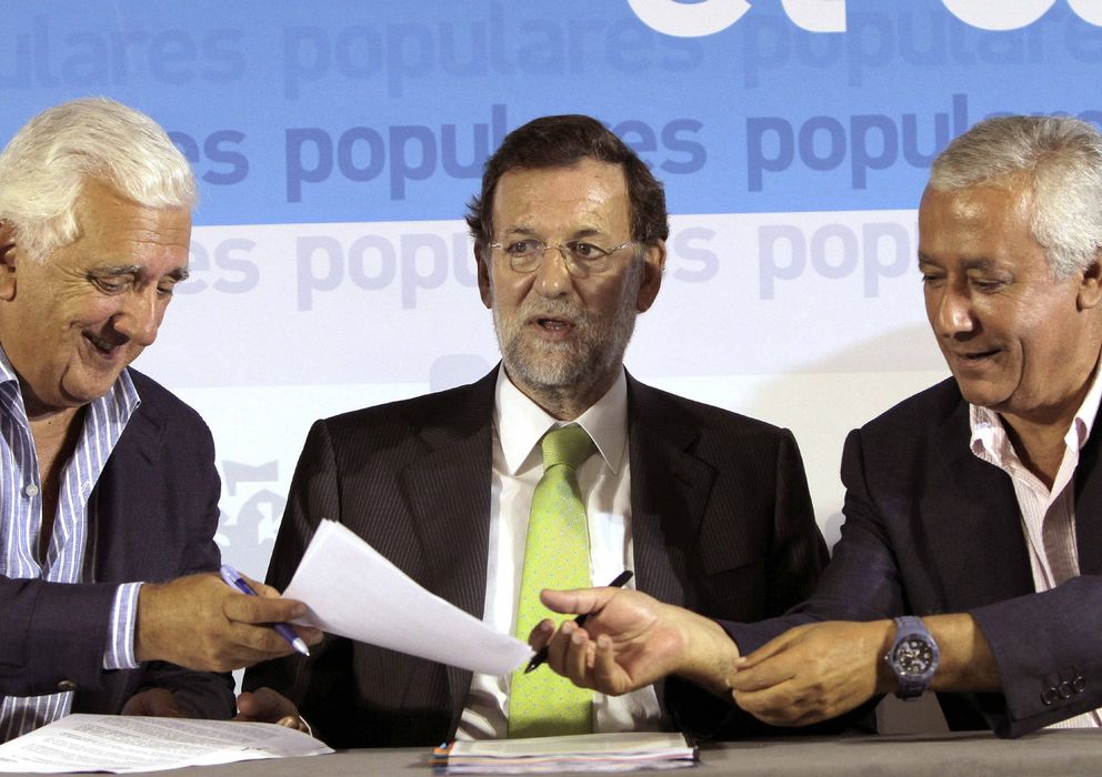 Foto: Santiago Herrera (i) junto a Rajoy y Arenas en una imagen de 2011 (Efe)