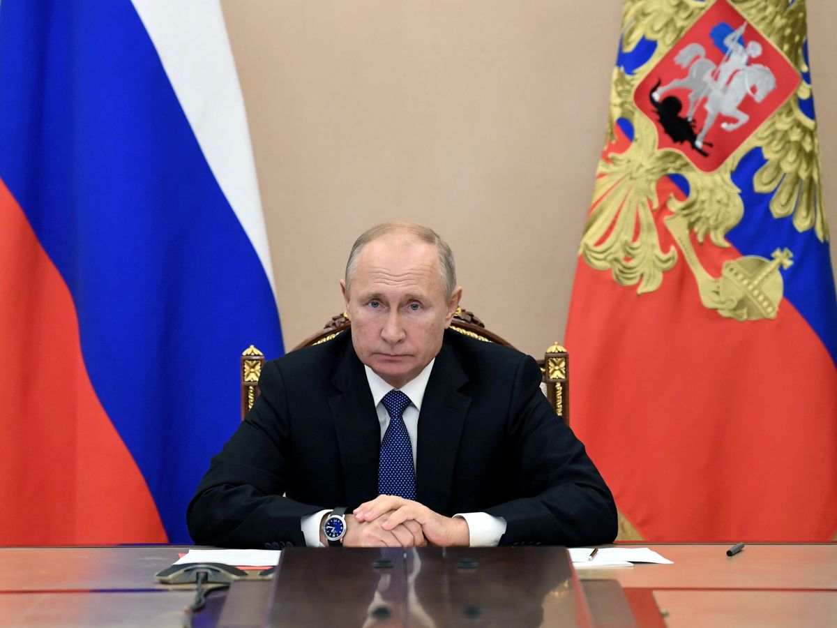 Foto: Vladímir Putin, en una teleconferencia con su equipo de seguridad. (Reuters)