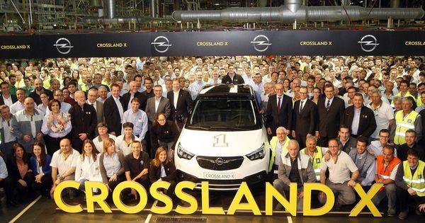Foto: Los trabajadores despiden al primer Opel Crossland X fabricado en Figueruelas (Zaragoza). (EFE) 