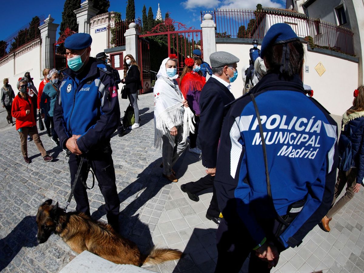 Foto: Dos policías municipales controlan el trasiego de ciudadanos este viernes en Madrid. (EFE)