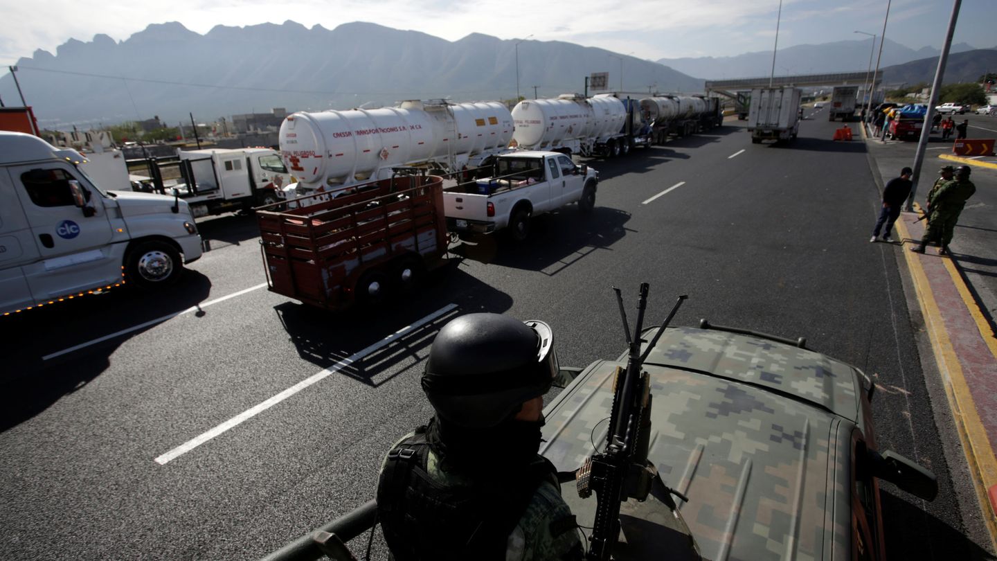 La Guardia Nacional Mexicana controla la autopista hacia la frontera estadounidense. (Reuters)