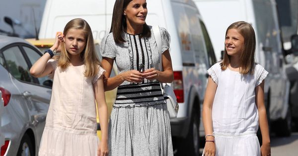 Foto: Letizia, a su llegada  con sus hijas. (EFE)