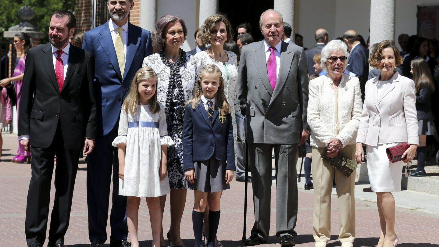 La familia real, junto a la abuela y los padres de Letizia durante la comunión de la Princesa de Asturias. (EFE)