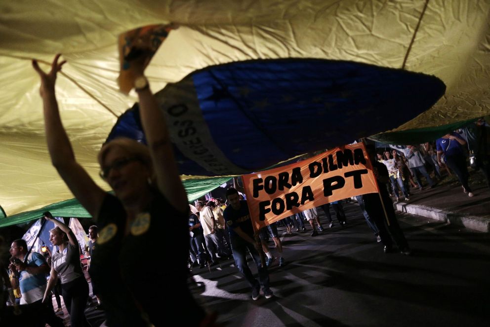 Simpatizantes del candidato presidencial Aécio Neves, durante una marcha de apoyo en Brasilia. (Reuters)