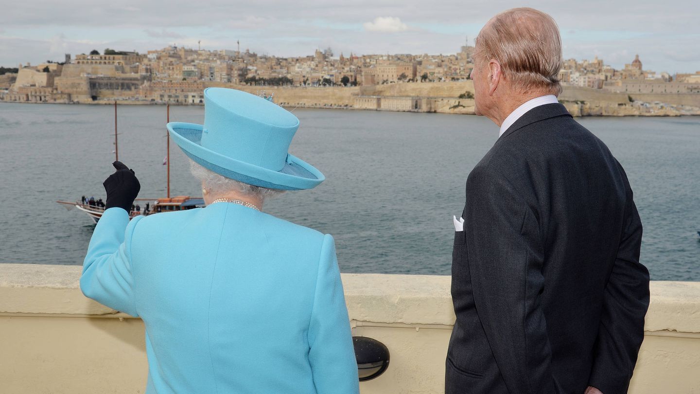La reina Isabel y Felipe de Edimburgo, en el muelle de Valletta, en 2015. (Getty)