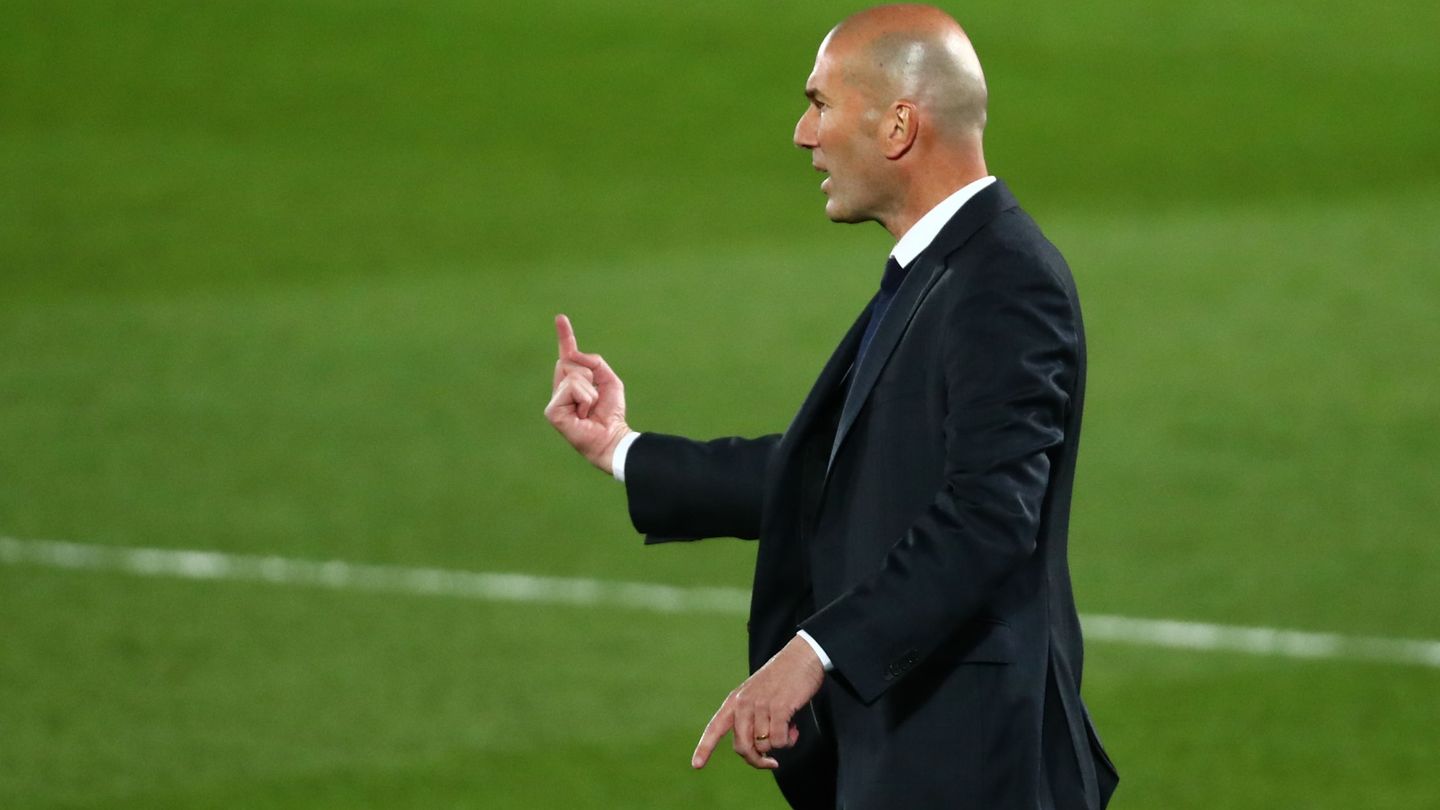 Zidane da instrucciones a los suyos durante El Clásico. (Reuters)