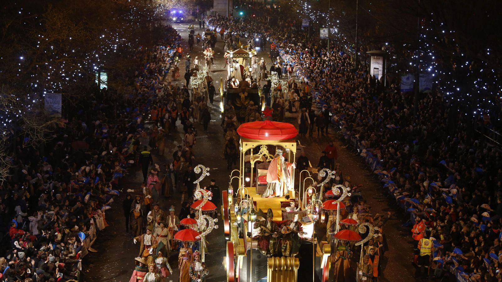 Foto: El rey Gaspar saluda durante la última cabalgata de los Reyes Magos en Madrid. (EFE)