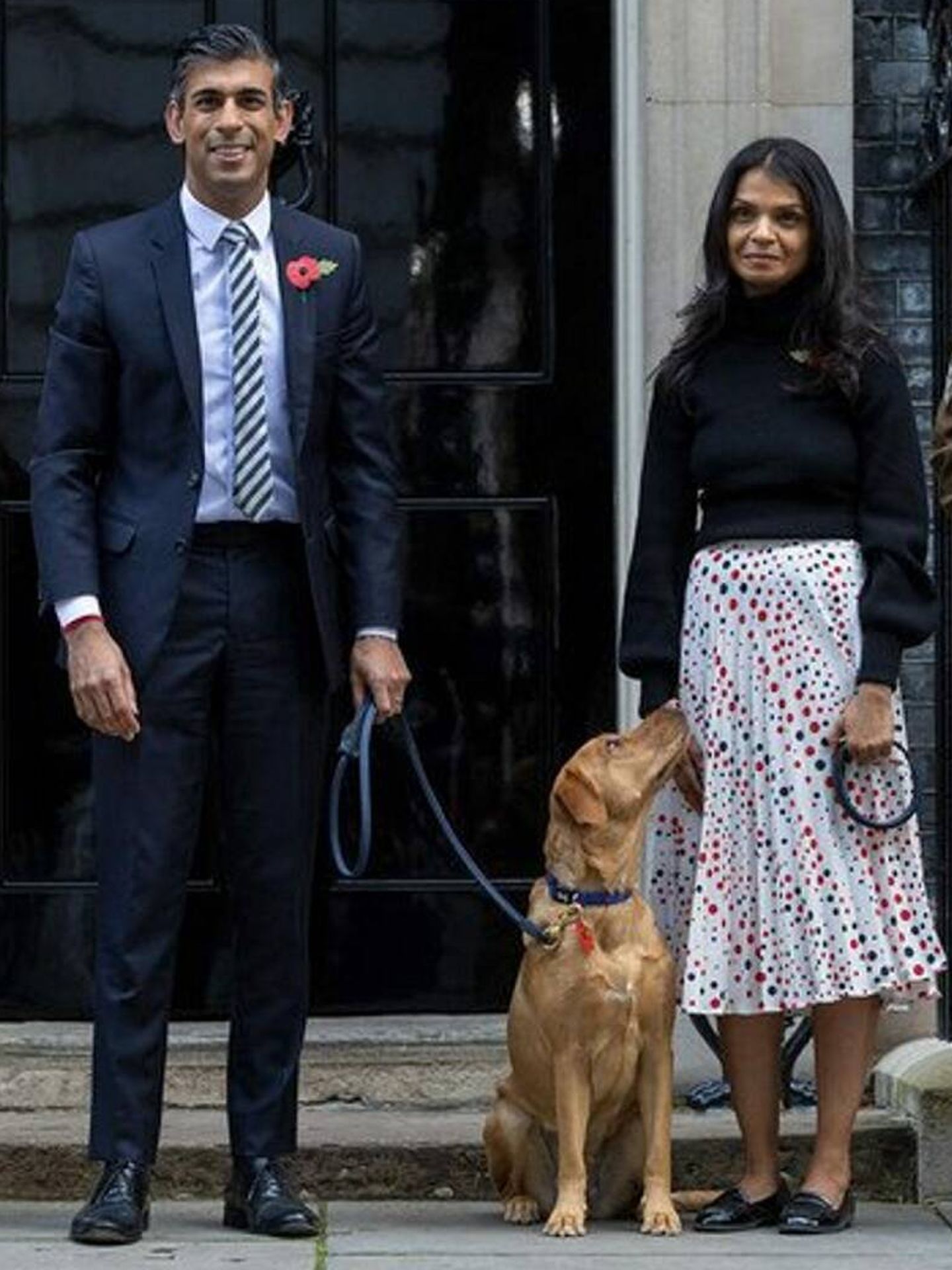 Akshata Murty y Rishi Sunak, con su mascota Nova a las puertas del 10 de Downing Street. (Cordon Press)