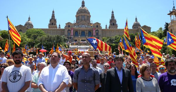 Foto: Puigdmont junto a Junqueras en un acto a favor del referéndum en Barcelona. (Reuters) 