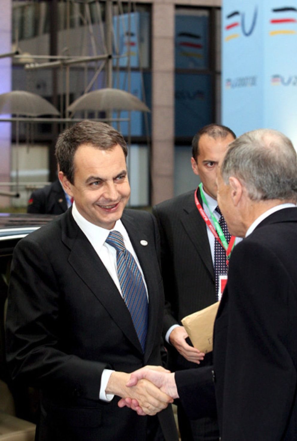 Foto: Nuevo toque de Prisa a Zapatero: 'El País' le da un tirón de orejas y los oyentes de la Ser suspenden su gestión