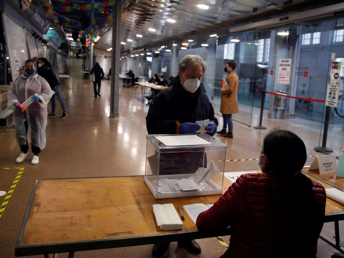 Foto: Un hombre vota en el colegio electoral situado en Barcelona. (EFE)