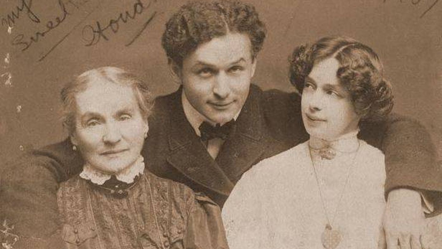 Houdini con su madre y su esposa. (Wikimedia)