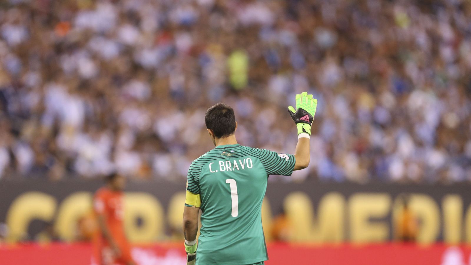 Foto: Claudio Bravo, en la final de la Copa América Centenario, contra Argentina. (EFE)