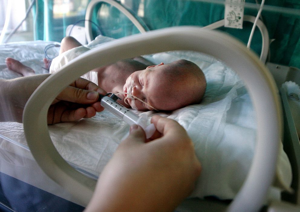 Foto: Un bebé en un hospital de Mallorca (Reuters)
