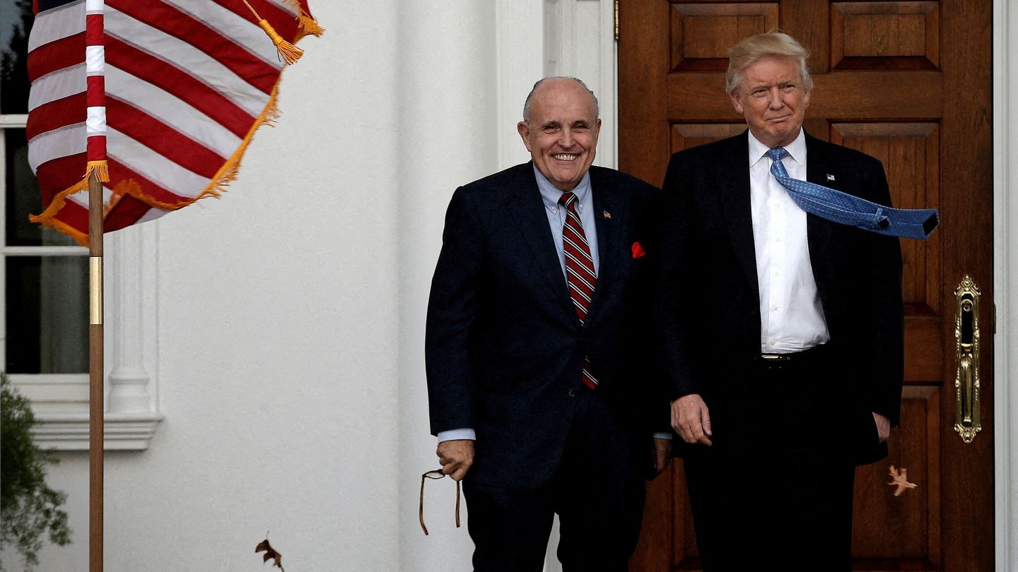 Rudolph Giuliani junto a Donald Trump, del que fue abogado. (Reuters/Mike Segar)