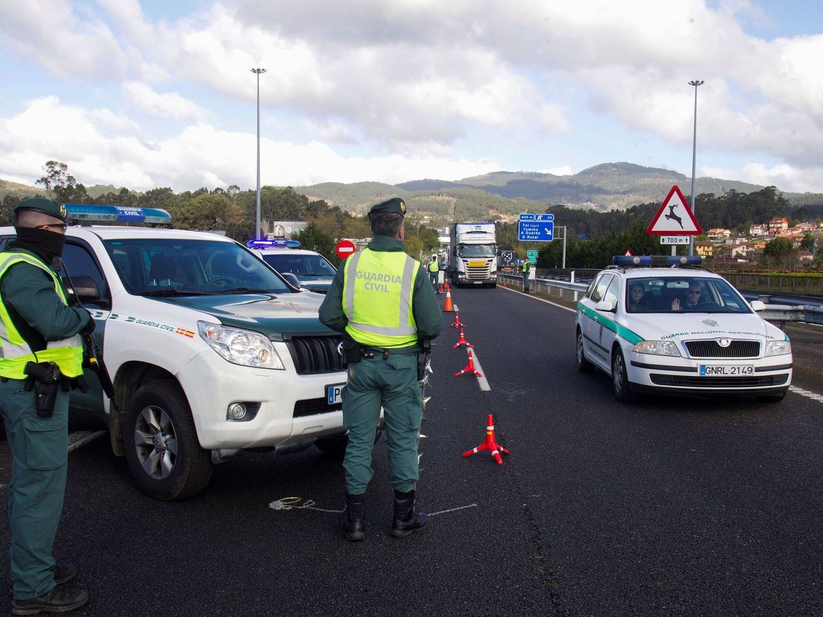 Foto: La Guardia Civil instala un control de acceso en el Puente Internacional de Tuy (Pontevedra), frontera con Portugal. (EFE)