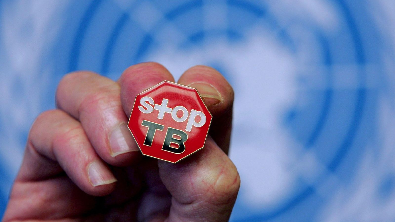 Foto: Insignia en la que se lee "Stop Tuberculosis" durante la presentación del informe de la OMC sobre el control de la tuberculosis en la sede de la ONU. (EFE)