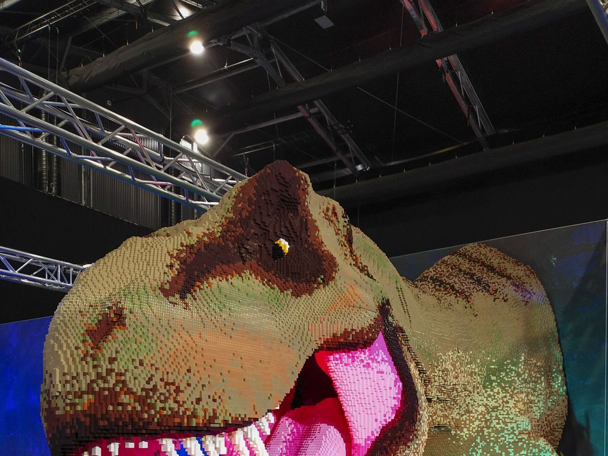 Foto: 'Jurassic World by Brickman", una muestra de lego interactiva con más de 50 dinosaurios. (EFE/Silvia García)