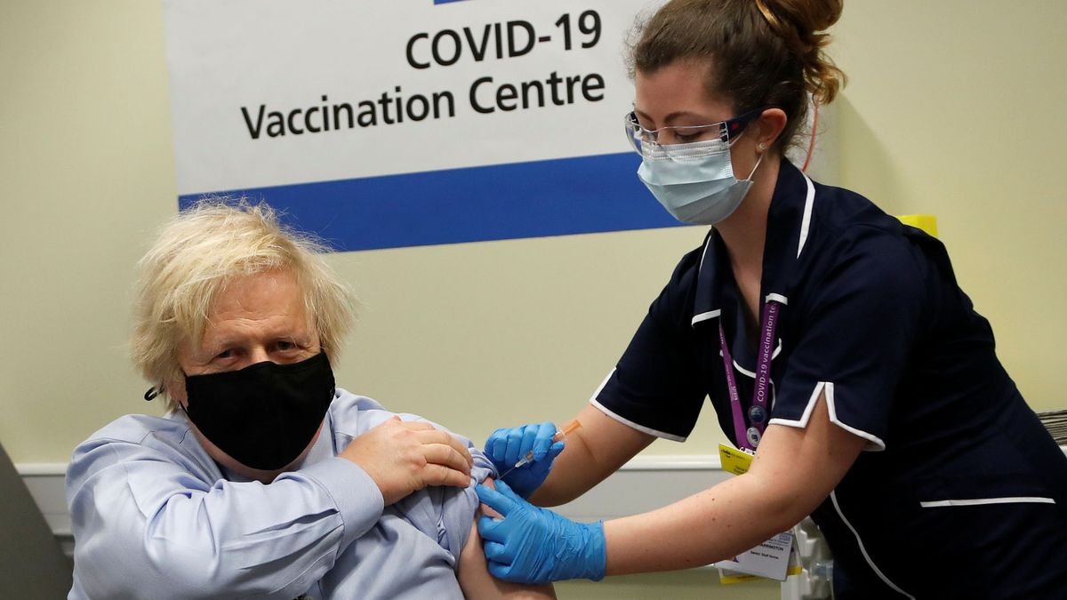 Boris Johnson recibe la vacuna de AstraZeneca contra el coronavirus