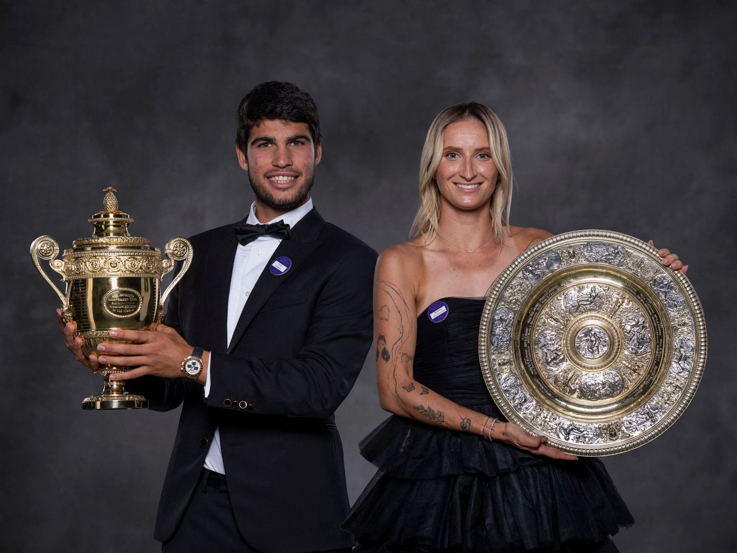 Los ganadores de Wimbledon 2023, Carlos Alcaraz y Marketa Vondrousova. (Reuters)