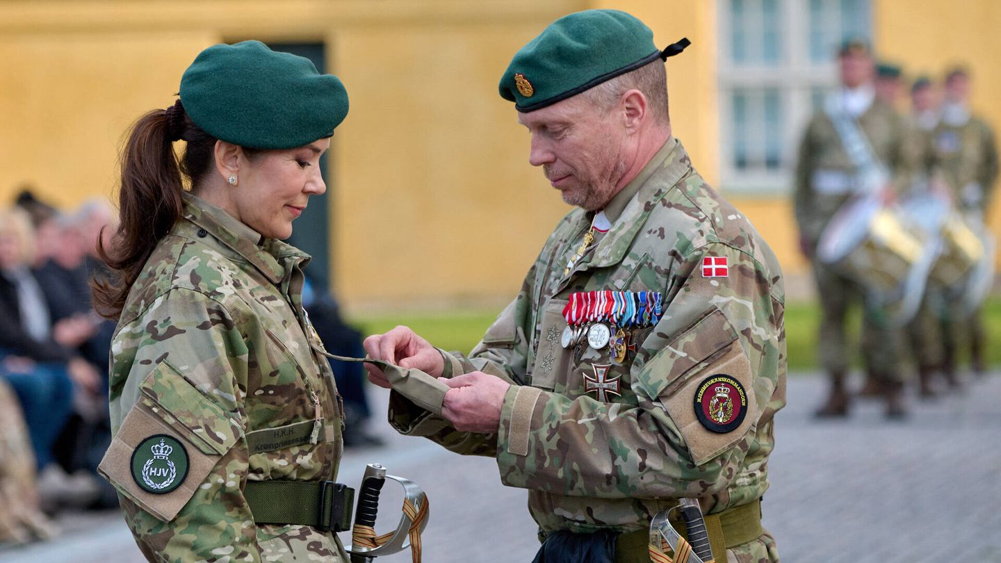 Mary de Dinamarca recibiendo la condecoración del ejército. (Gtres)