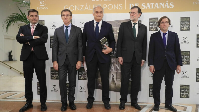 Foto de De cronista a padrino literario: Rajoy reúne a todo el PP junto a Pons