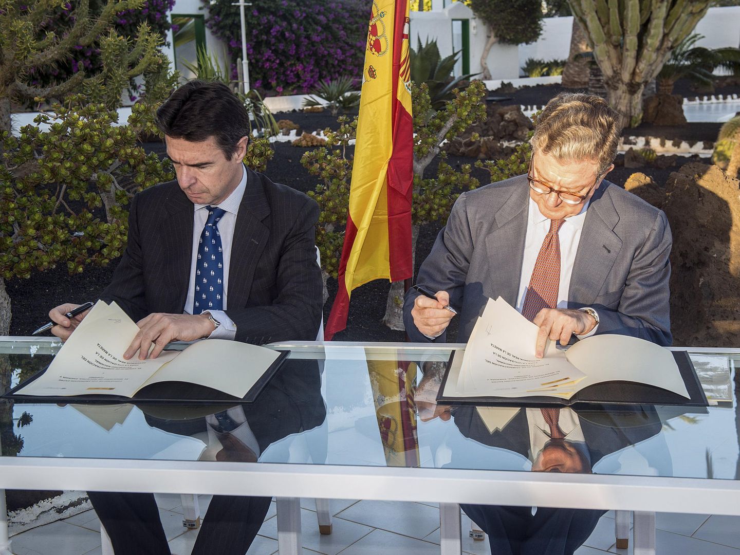 El por entonces ministro de Industria, José Manuel Soria (i), y el presidente de Patrimonio Nacional, Alfredo Pérez de Armiñán, durante la firma del acuerdo. (EFE)