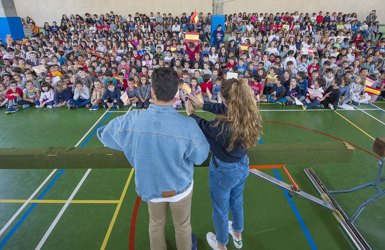 Alfred y Amaia, durante su visita a un colegio de Lisboa. (RTVE)