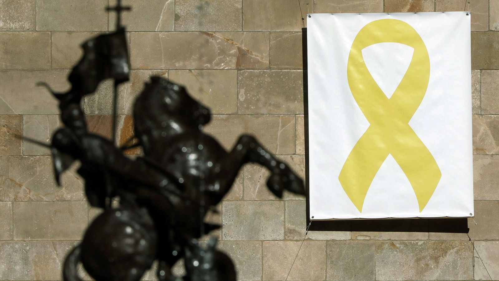Foto: Vista del lazo amarillo colocado en el Pati dels Tarongers del Palau de la Generalitat este 19 de marzo. (EFE)