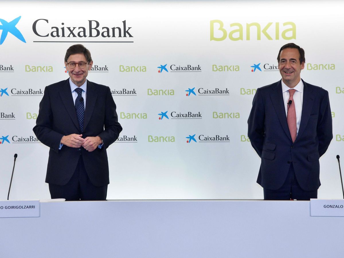 Foto: José Ignacio Goirigolzarri (i), presidente de Bankia, y Gonzalo Gortázar, CEO de CaixaBank. (EFE)