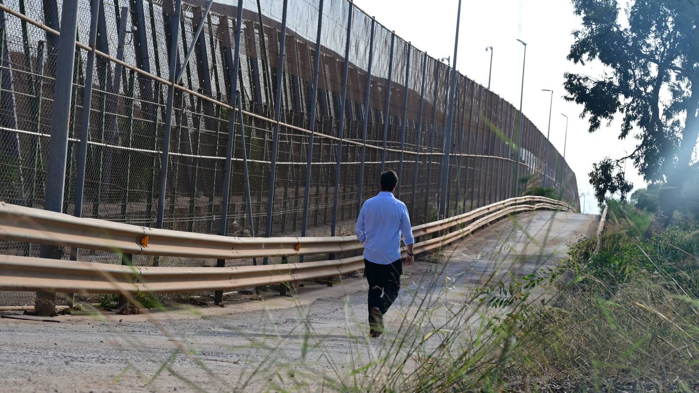 Un lugareño pasea frente a la valla fronteriza de Melilla. (PorCausa)