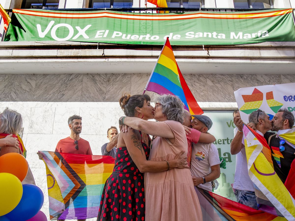 Foto: La portavoz de Adelante Andalucía, Teresa Rodríguez, se besa con su candidata al Congreso, Pilar González, frente a una sede de Vox. (EFE/Román Ríos)