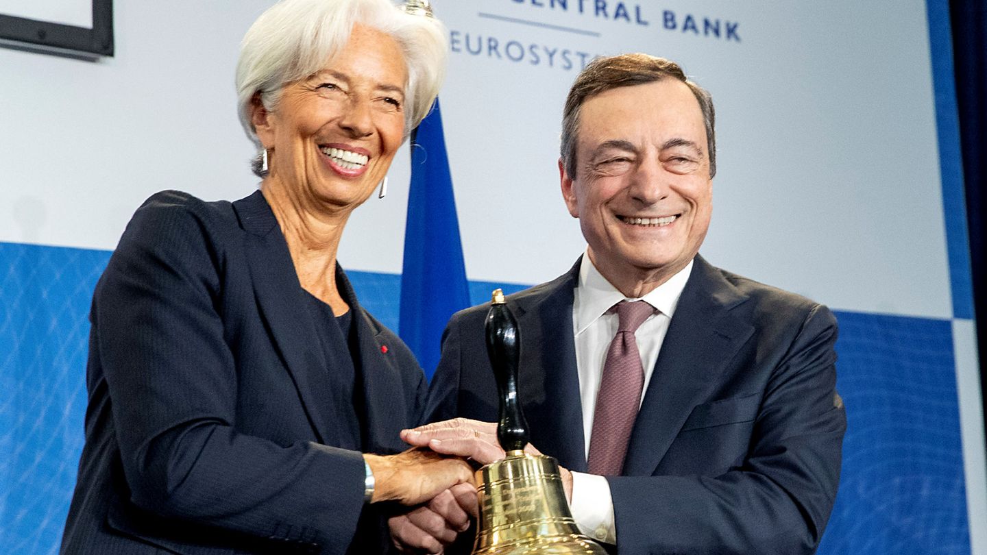 Christine Lagarde y Mario Draghi en la sede del BCE en Fráncfort. (Reuters)
