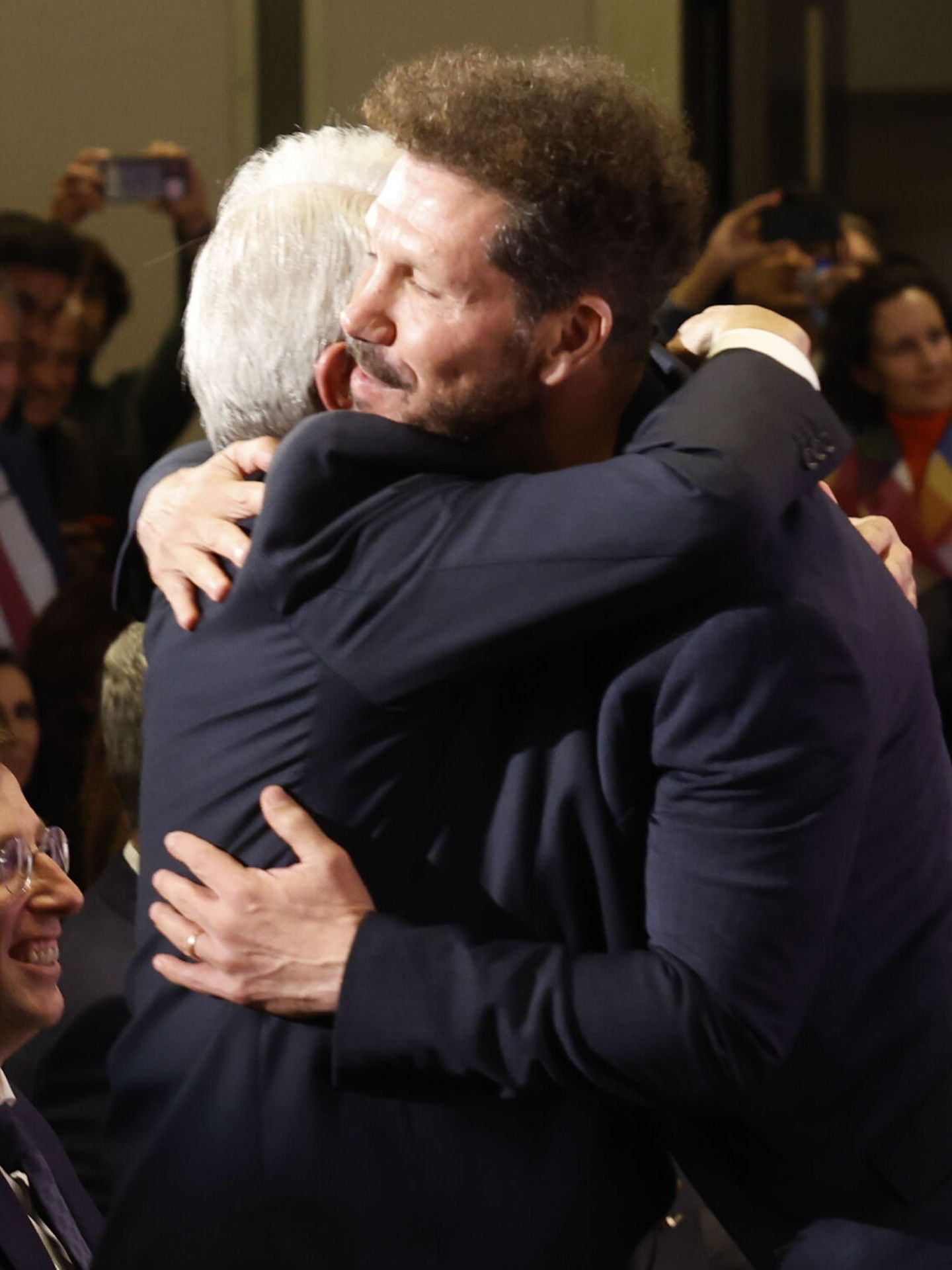 El entrenador del Atlético de Madrid, Diego 'Cholo' Simeone, abraza al presidente del club y autor del libro, Enrique Cerezo. (EFE/Juanjo Martín) 