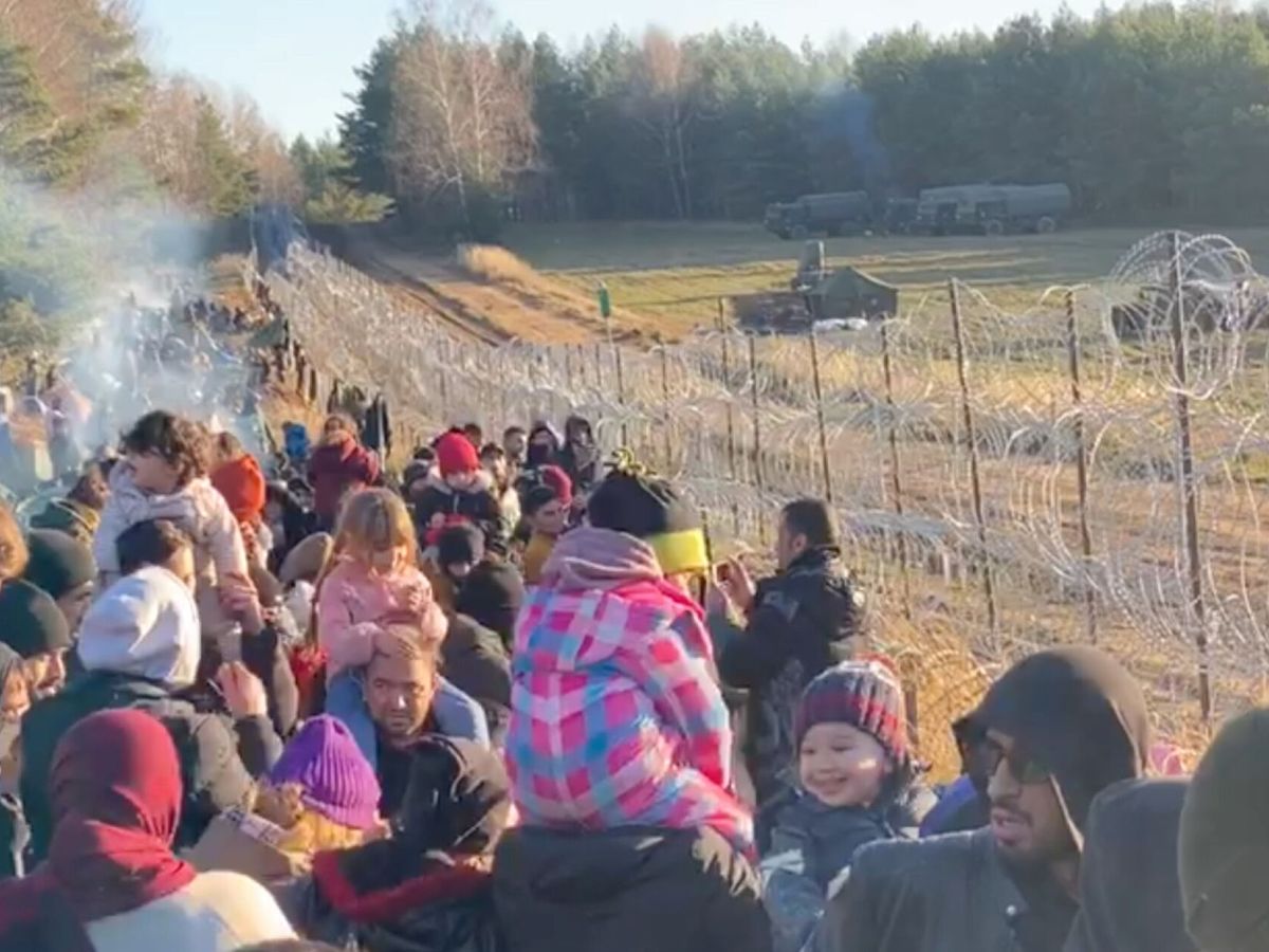 Foto: Migrantes, en la frontera de Polonia con Bielorrusia. (Reuters) 