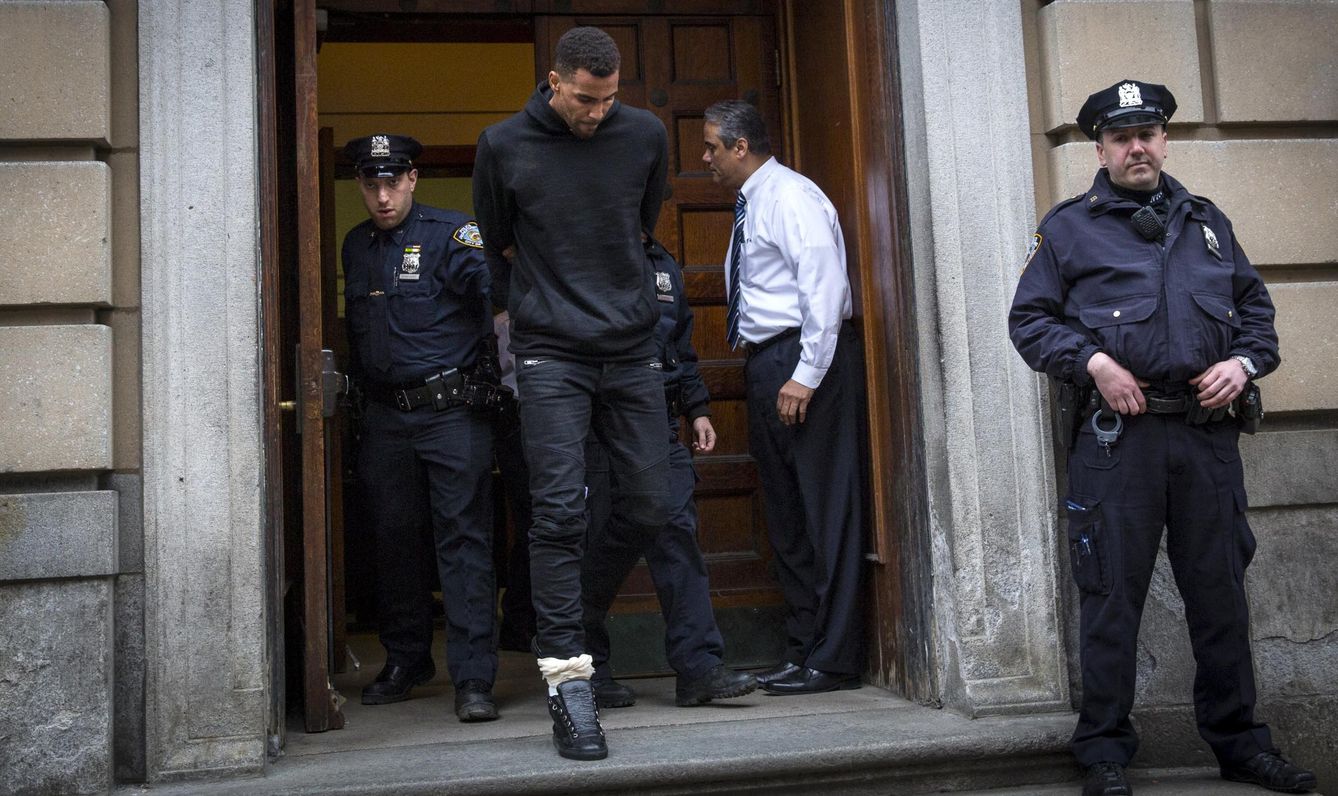 Foto: Sefolosha saliendo de una comisaría de Manhattan, Nueva York (Reuters)